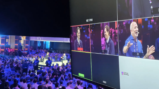 2025 年 10 月 3 日，在意大利科技周活动上，亚马逊创始人杰夫・贝佐斯（左）与 EXOR 集团首席执行官、法拉利董事长约翰・埃尔坎（John Elkann）交谈。